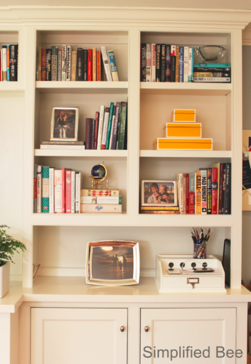 bookshelf_styling_yellow_boxes