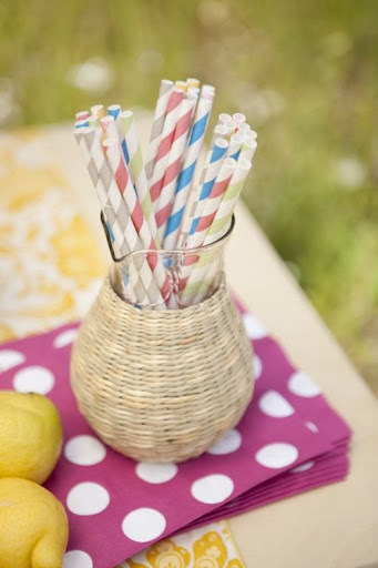 lemonade-stand-striped-straws