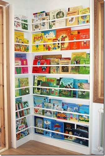organizing_kids_books_by_color