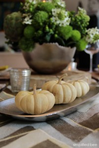 white pumpkins thanksgiving tablesetting