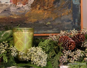 Simplified Bee Holiday Mantle