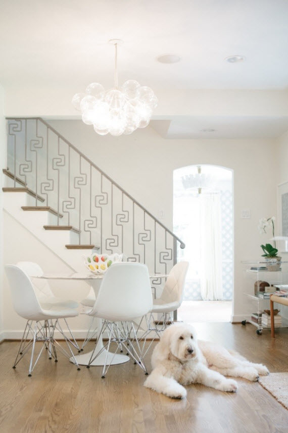 casual modern dining area with cluster chandelier