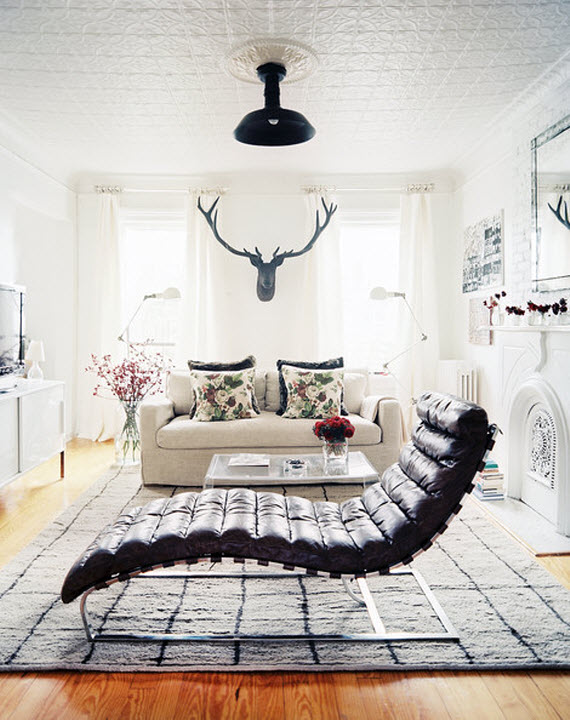 black and white living room with black leather chaise // Lonny