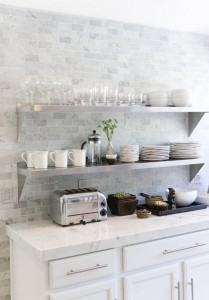 white modern kitchen // marble coutertops and backsplash // Ohara Davies-Gaetano