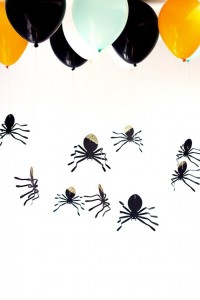 DIY hanging spiders // halloween decorating ideas