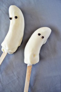 Frozen Bananas & Yogurt Ghosts // Healthy Halloween Treats