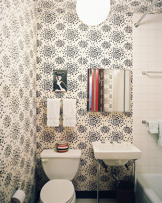 black & white wallpaper // bathroom