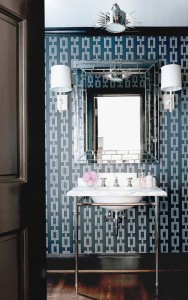 navy blue chain wallpaper // bathroom