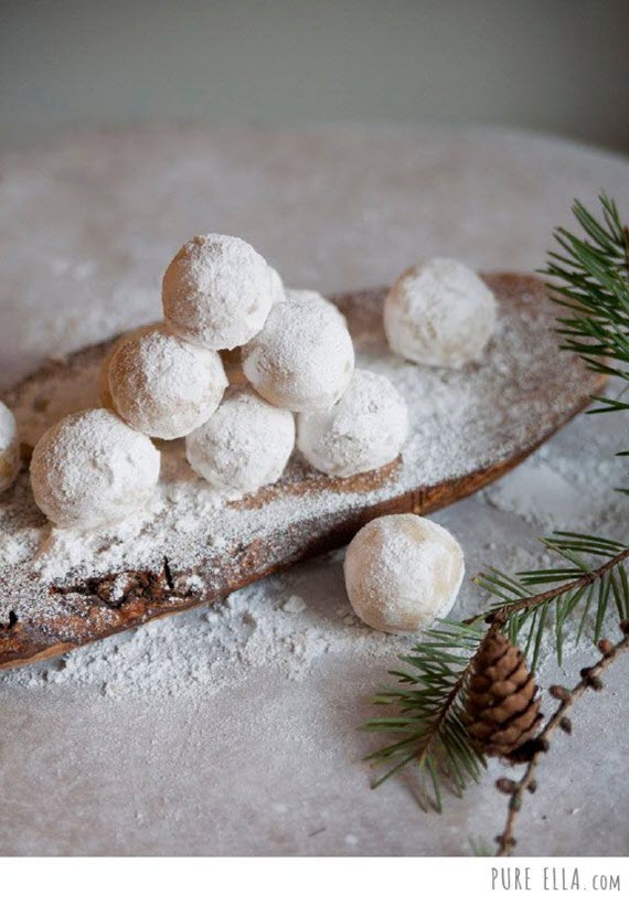 vegan amaretto snowballs // holiday cookies