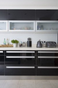 black modern kitchen // lonny