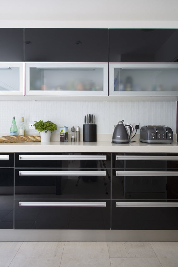 black modern kitchen // lonny