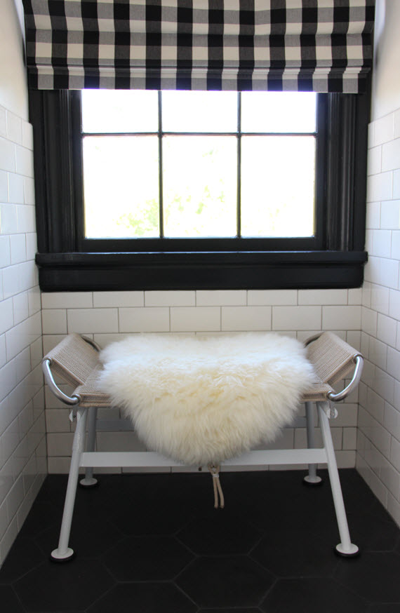 modern bench // black & white bathroom // @simplifiedbee