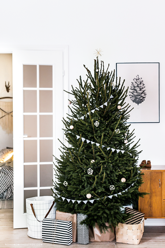 scandinavian christmas tree // holiday decor