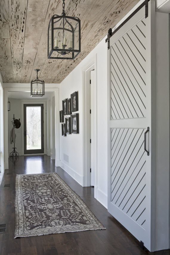 modern farmhouse decor & style // barn doors // @simplifiedbee