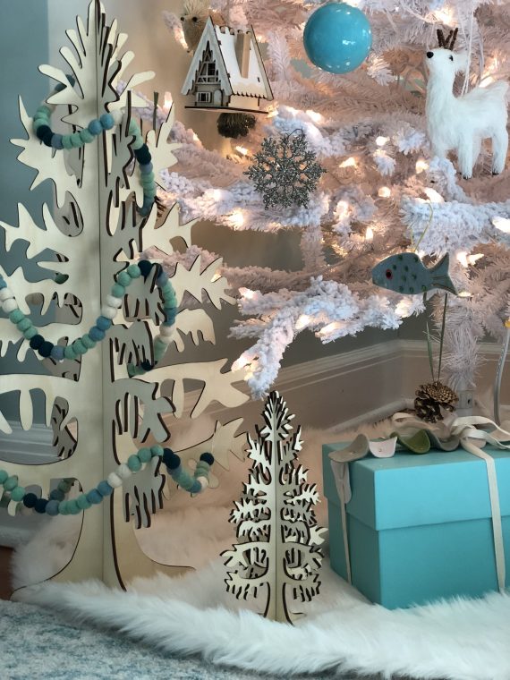modern flocked christmas tree // @simplifiedbee #holiday #christmasdecor