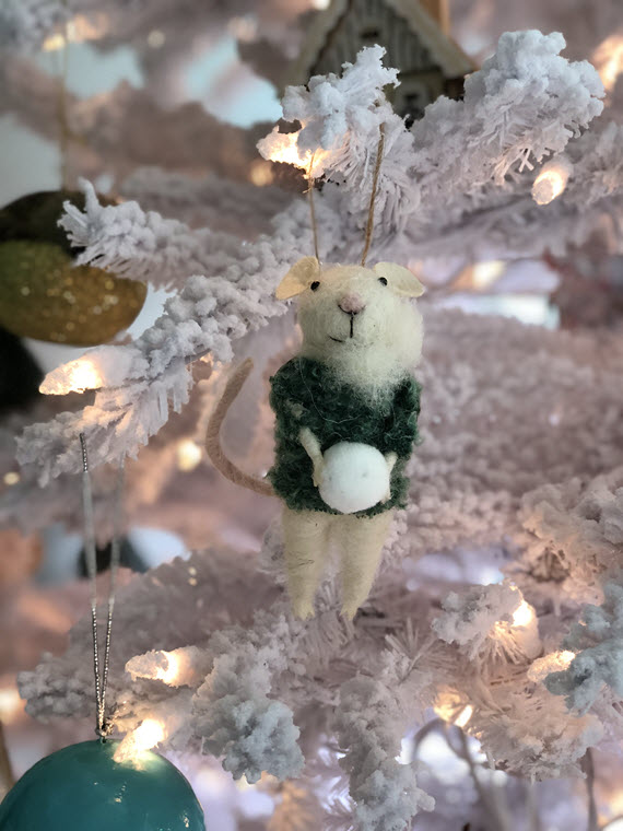 modern flocked christmas tree // mouse ornament // @simplifiedbee #holiday
