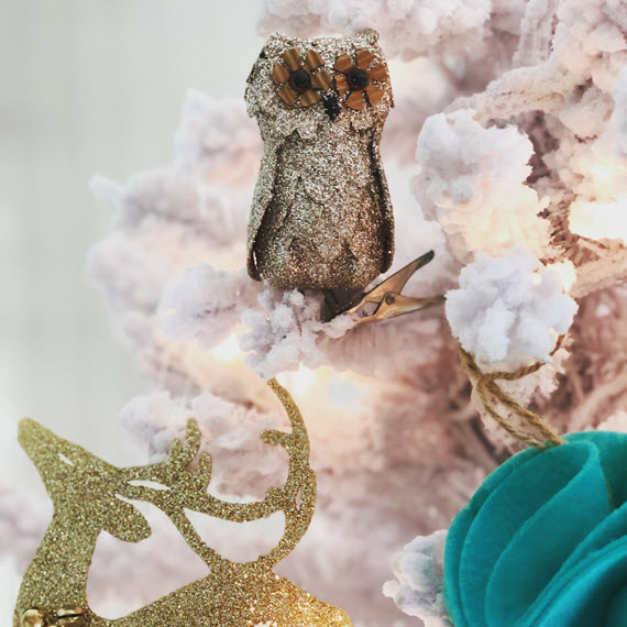 modern flocked christmas tree // owl ornament // @simplifiedbee #holiday