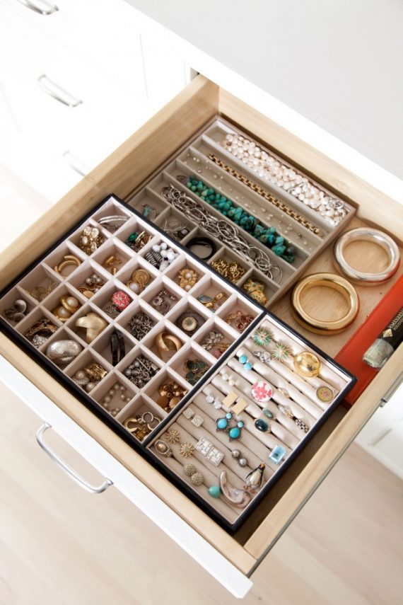 organized jewelry drawer // @simplifiedbee