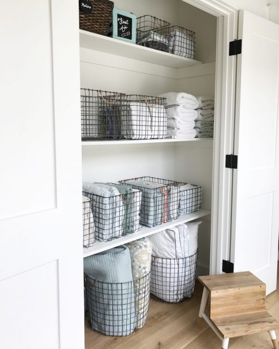 wire baskets // linen closet organization // @simplifiedbee