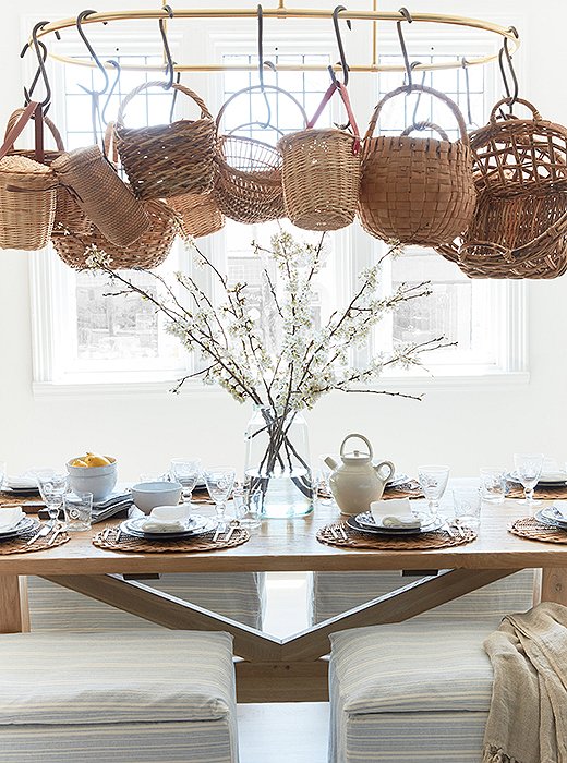 farmstyle dining room // decorating with baskets // @simplifiedbee